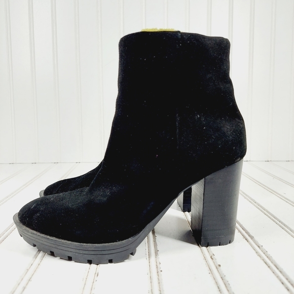 BCBGeneration Laliah Black Suede Leather Block Heel Ankle Bootie I984 - Picture 1 of 11